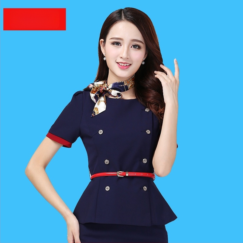 Profesionalus moterų kelnių kostiumas – dviejų dalių komplektas rudens-žiemos. Metai/sezonas: Summer 2023; Audinys: poliesterio pluoštas; Pagrindinė medžiaga: ožkos oda; Rankovės: trečdalio ilgio; Sijono ilgis: vidutinio ilgio.