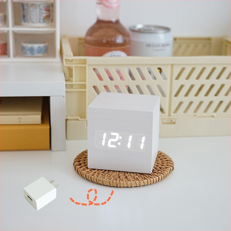 Galda pulkstenis ar koka korpusu ar LED displeju, temperatētā stikla ciparnīca, uzlādējams barošanas avots, mehānisks kustības mehānisms, klusais režīms