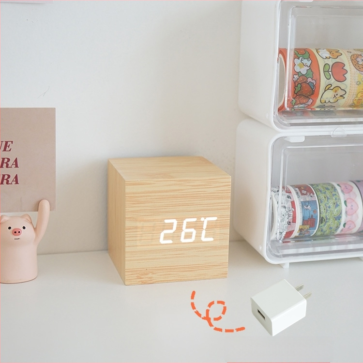 Galda pulkstenis ar koka korpusu ar LED displeju, temperatētā stikla ciparnīca, uzlādējams barošanas avots, mehānisks kustības mehānisms, klusais režīms