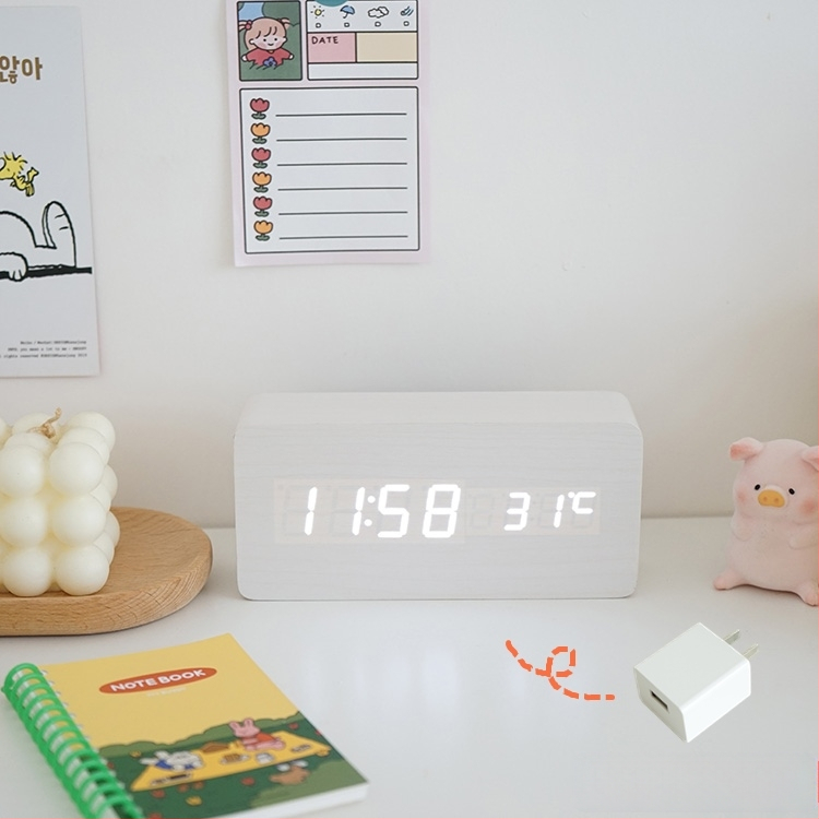 Galda pulkstenis ar koka korpusu ar LED displeju, temperatētā stikla ciparnīca, uzlādējams barošanas avots, mehānisks kustības mehānisms, klusais režīms