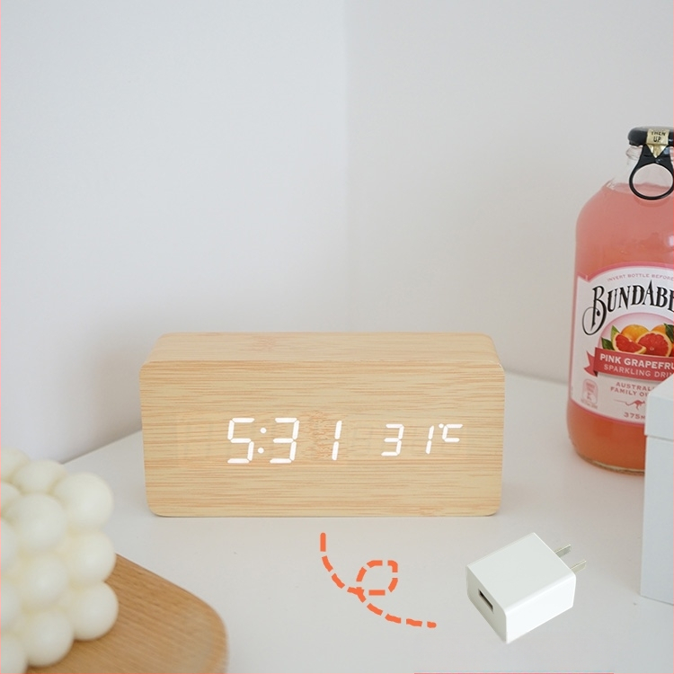 Galda pulkstenis ar koka korpusu ar LED displeju, temperatētā stikla ciparnīca, uzlādējams barošanas avots, mehānisks kustības mehānisms, klusais režīms