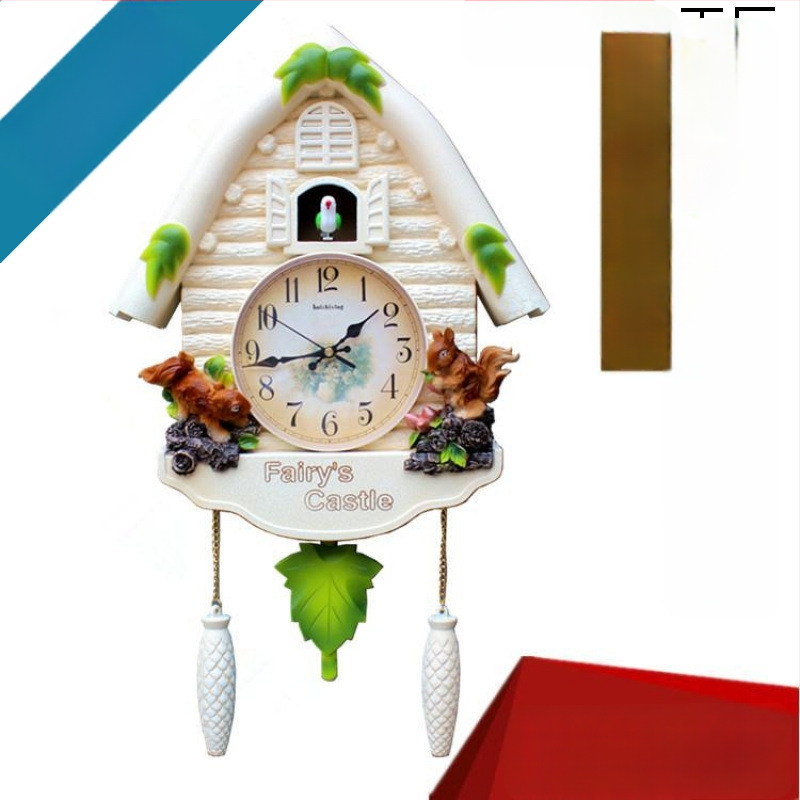 Karikatūras stila sienas pulkstenis ar Eiropas stila dizainu dzīvojamā istabā, ar lecamu sekundes kustību, ar bateriju darbību, safīra korpuss un kvarca stikla ciparnīca