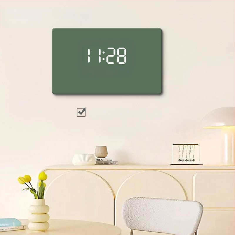 Taisnstūra sienas pulkstenis ar digitālo displeju, LED atmosfēras apgaismojumu, ārēja barošana un lecējošu sekundes kustību