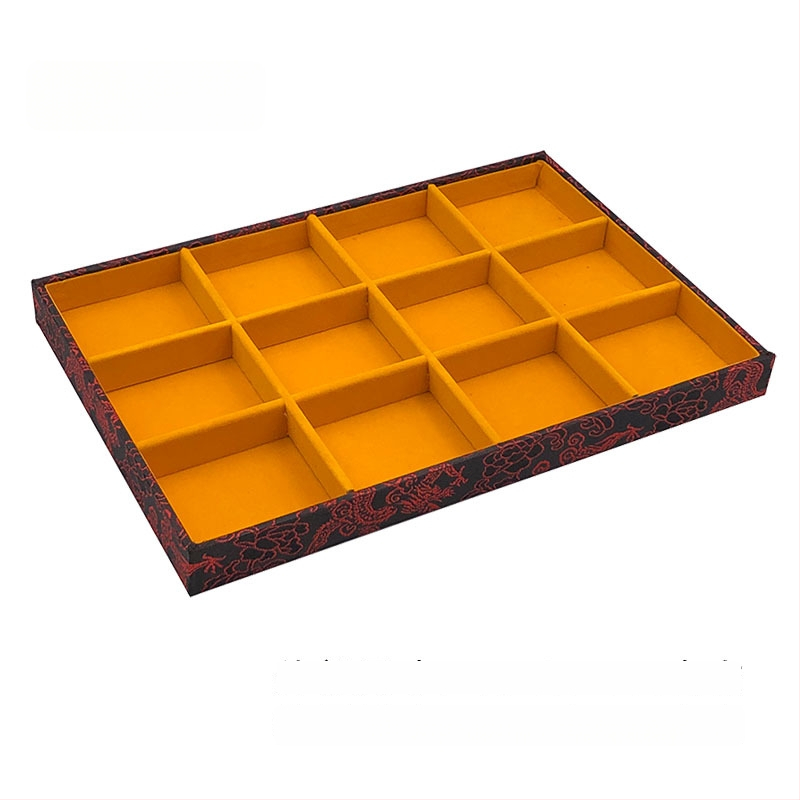 Vienas daļas juvelierizstrādājumu demonstrēšanas plāksne ar 125 nodalījumiem; materiāls: presēta koka plāksne; antīkā stilā; savienojuma konstrukcija