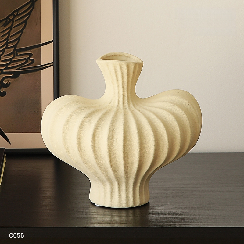 Keramikas galda vāze ar mākslīgiem ziediem — moderns minimālisma dekors dzīvojamai istabai vai ēdamistabai