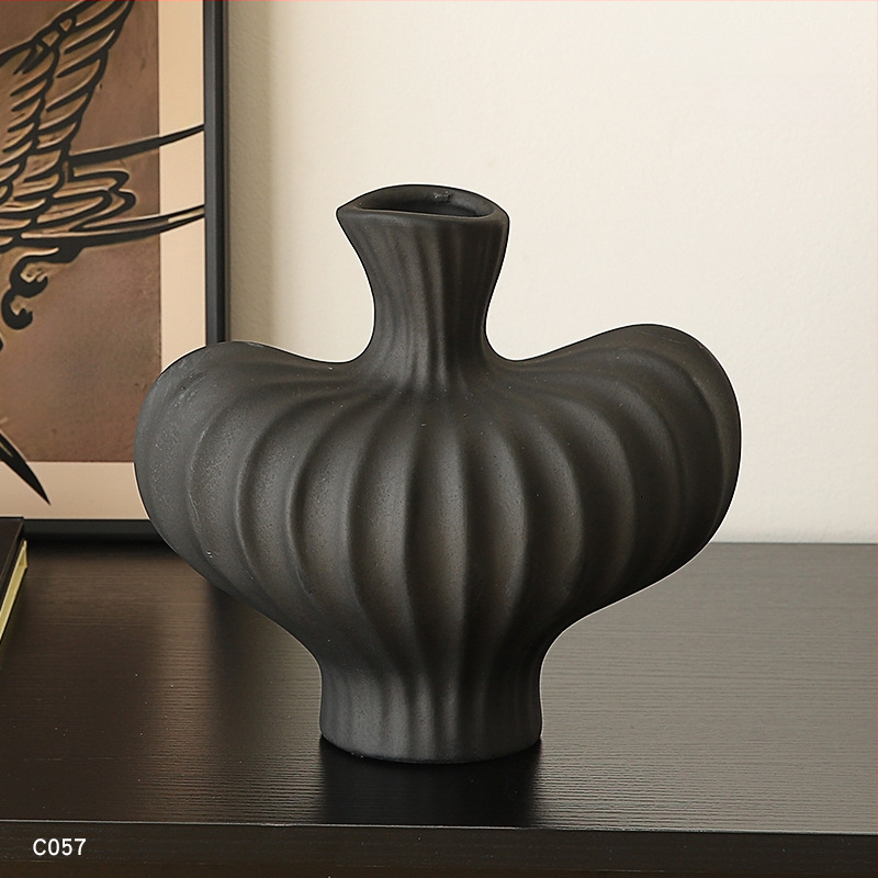 Keramikas galda vāze ar mākslīgiem ziediem — moderns minimālisma dekors dzīvojamai istabai vai ēdamistabai