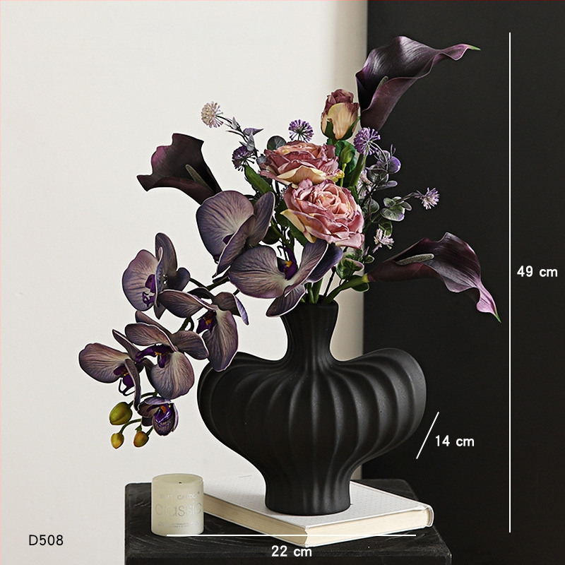 Keramikas galda vāze ar mākslīgiem ziediem — moderns minimālisma dekors dzīvojamai istabai vai ēdamistabai