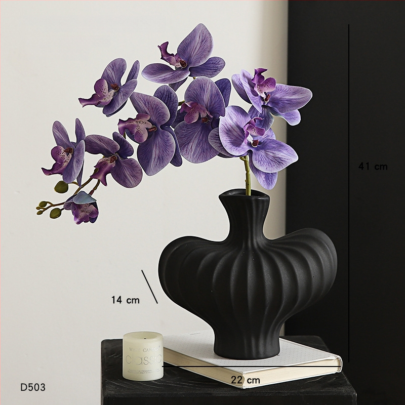 Keramikas galda vāze ar mākslīgiem ziediem — moderns minimālisma dekors dzīvojamai istabai vai ēdamistabai