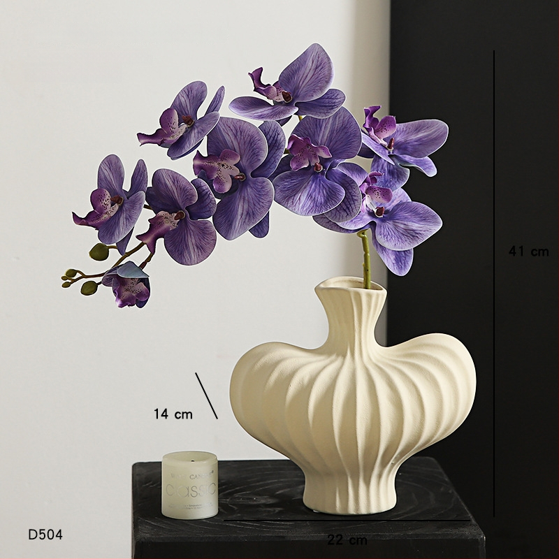 Keramikas galda vāze ar mākslīgiem ziediem — moderns minimālisma dekors dzīvojamai istabai vai ēdamistabai