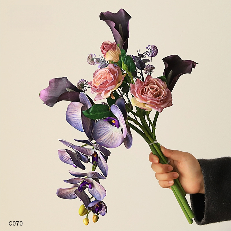 Keramikas galda vāze ar mākslīgiem ziediem — moderns minimālisma dekors dzīvojamai istabai vai ēdamistabai