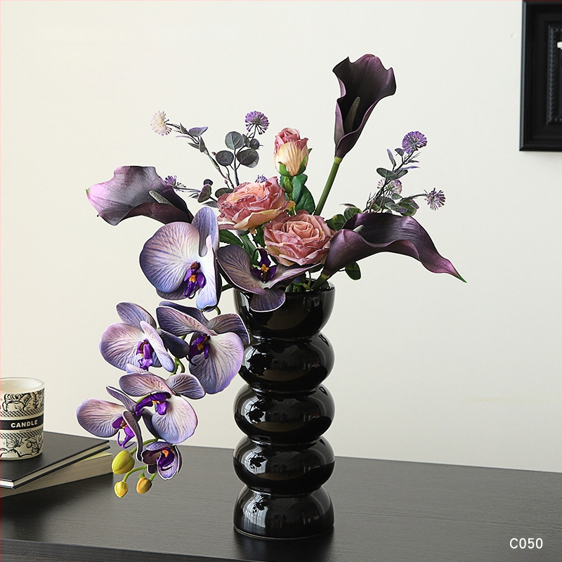 Keramikas galda vāze ar mākslīgiem ziediem — moderns minimālisma dekors dzīvojamai istabai vai ēdamistabai