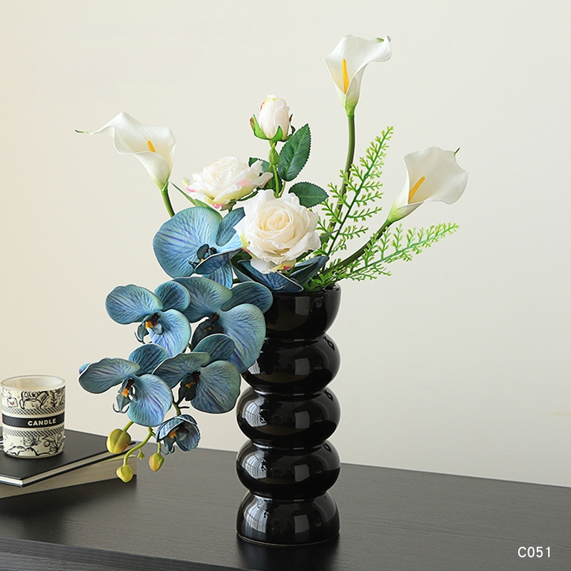 Keramikas galda vāze ar mākslīgiem ziediem — moderns minimālisma dekors dzīvojamai istabai vai ēdamistabai