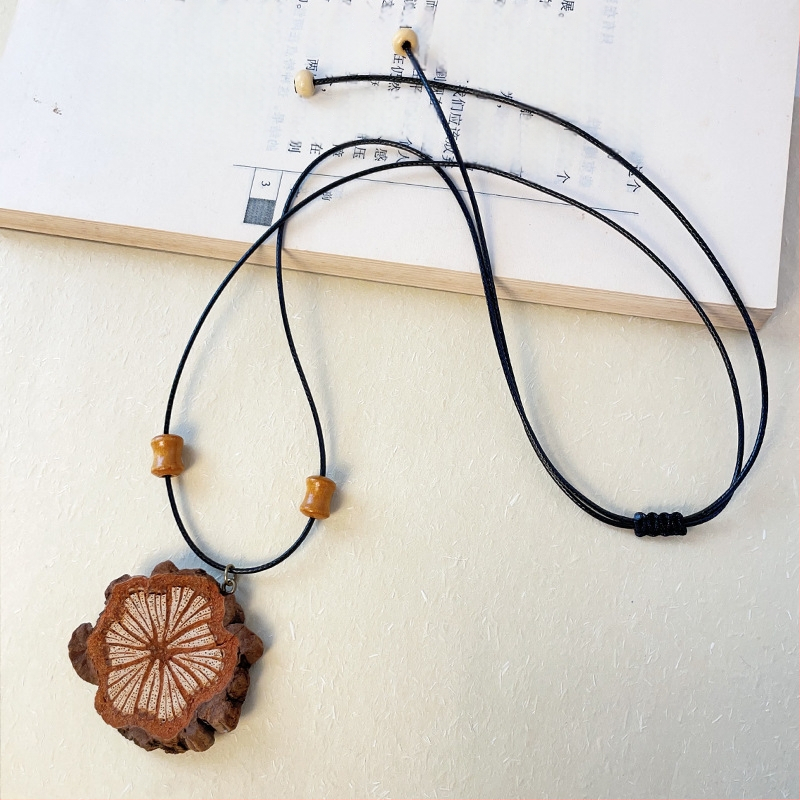 Unisex ilga megztinio grandinė su mediniais elementais etniniu stiliumi, megzti medvilninio-linų karoliai — Medžiaga: augalinių vaisių grandinė; Grandinės stilius: odinis virvas; Tipas: megztinio grandinė, ilgas karoliai; Išplėstinė grandinė: 11 cm ar daug