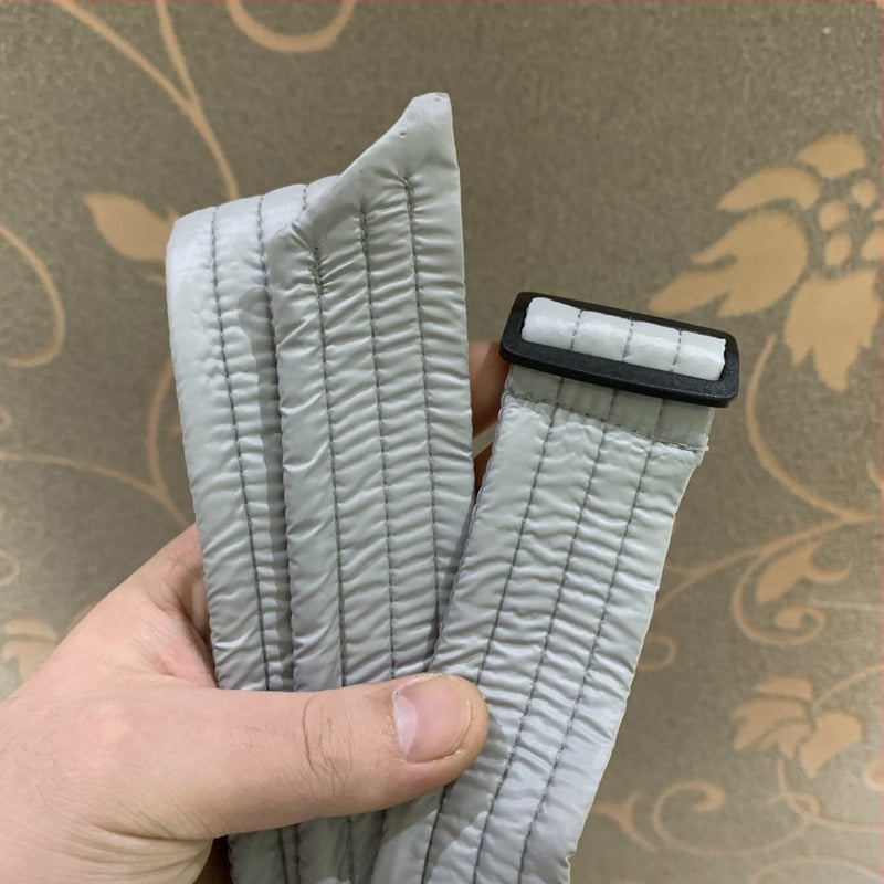 Sieviešu josta kapr­tam ar kokvilnas pildījumu, saitēm ar auklu, austā josta ar plastmasas sprādzi, mašīnas dizains, platums 2–4 cm