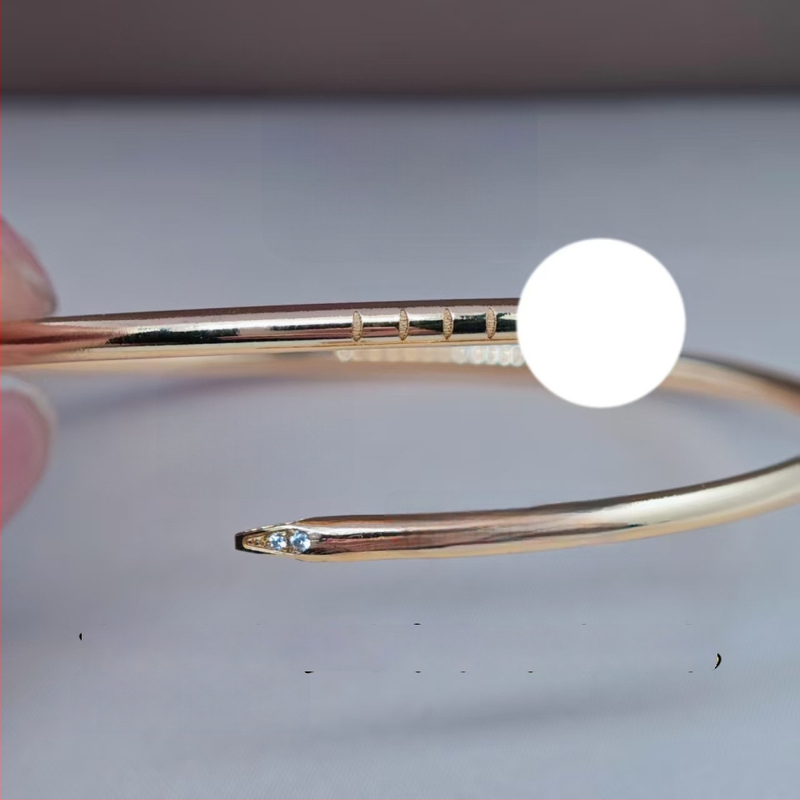 Nagu rokassprādze, V zelts, ģeometriska forma, iegravēti augsta oglekļa diamanti, unisex – modes luksusa stils, 2023. gada pavasara izlaidums