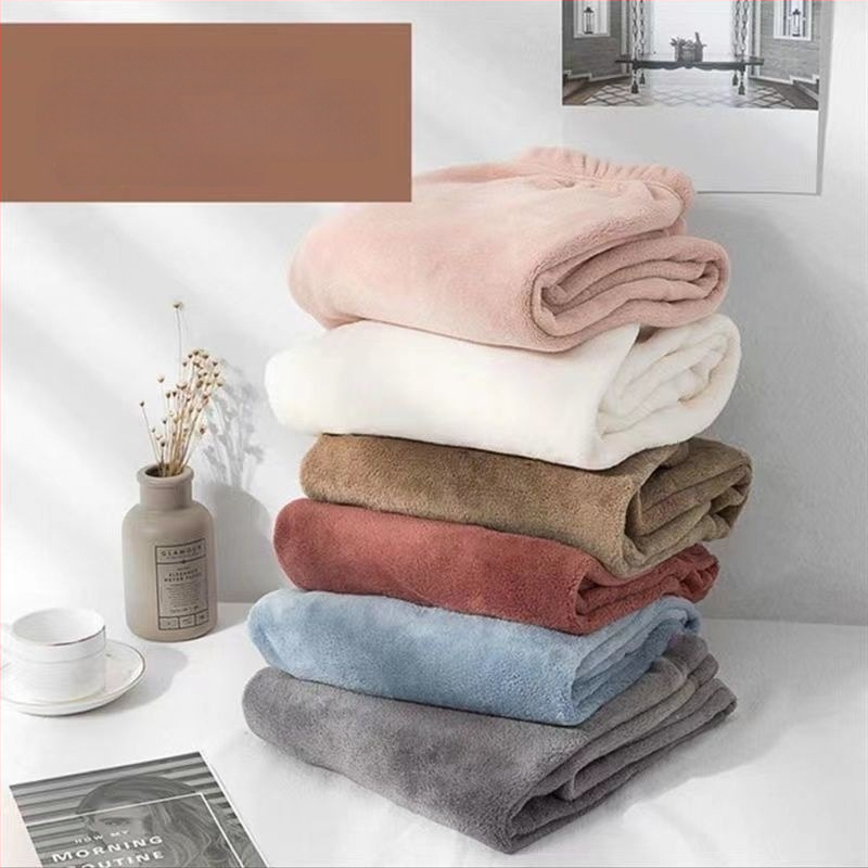 Pidzama hlače od koralnog pliša, podstavljene i debele zimi, opuštena silueta, dužina 120 cm, unisex