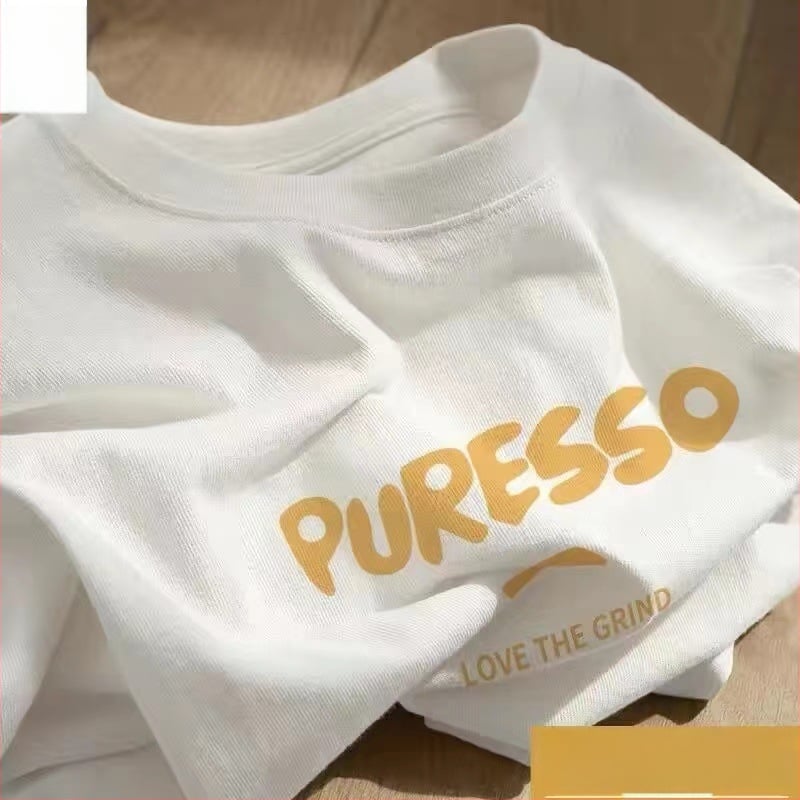 Kokvilnas T-krekls ar īsām piedurknēm, burtiem drukāts, apaļš kakls, brīvs piegriezums (95%+ kokvilna; drukāšana; burti/teksti; parasta garums)