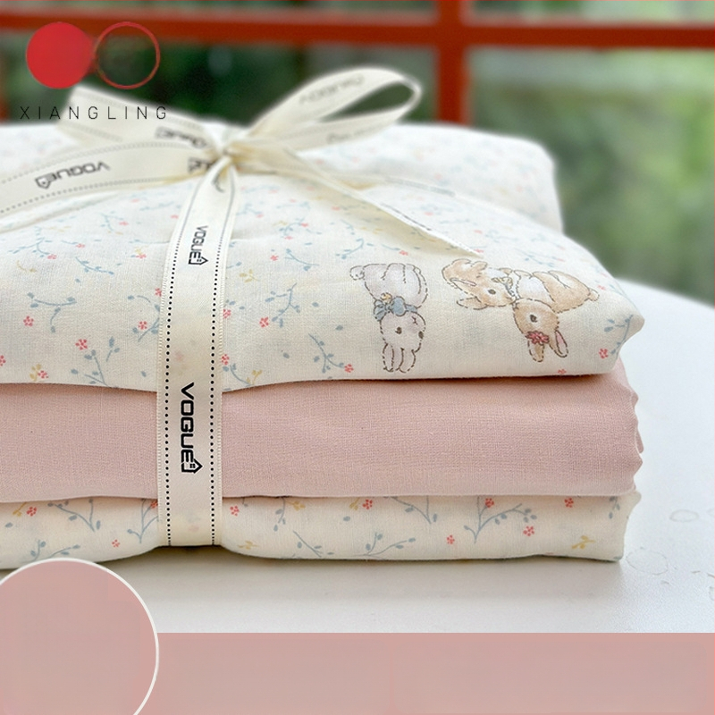 Divslāņu kokvilnas marlītes pārvalks segai – 100% kokvilna, reaktīvā drukāšana un krāsošana, ziedu raksts, četrgabala komplekts, svars 2000–2500 g