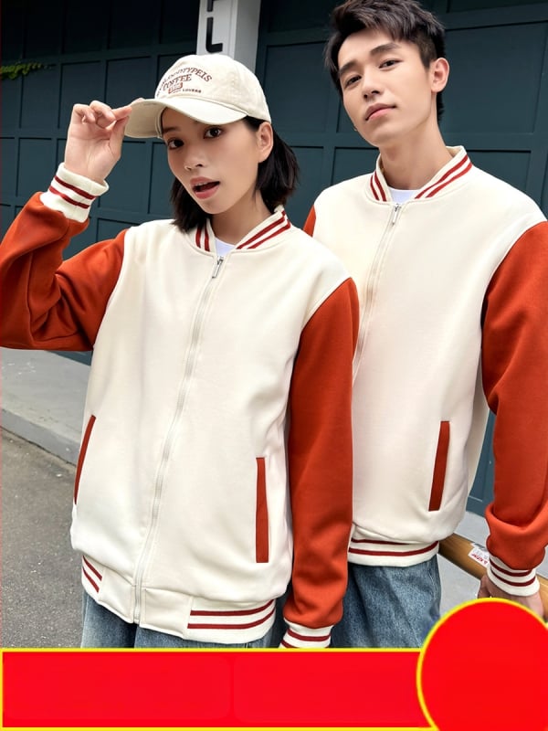 Bloku raksta baseball jaka ar rāvējslēdzēju, stāvošs kakls, brīvā piegriezuma griezums, logotipa druka