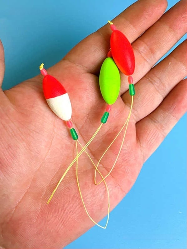 Makšķerēšanas līnijas piederums ar pastiprinošu stieni, luminescējošu pērlīti un galvenās līnijas savienotāju