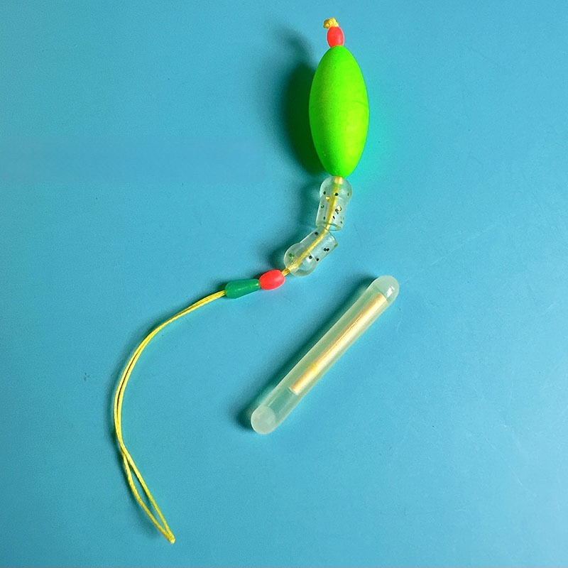 Makšķerēšanas līnijas piederums ar pastiprinošu stieni, luminescējošu pērlīti un galvenās līnijas savienotāju