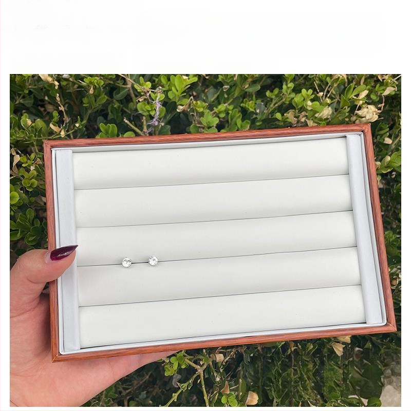 Rotaslietu izstādīšanas trauks ar apstiprinātu privāto zīmolu, 2023. gada pavasaris, mākslas stils