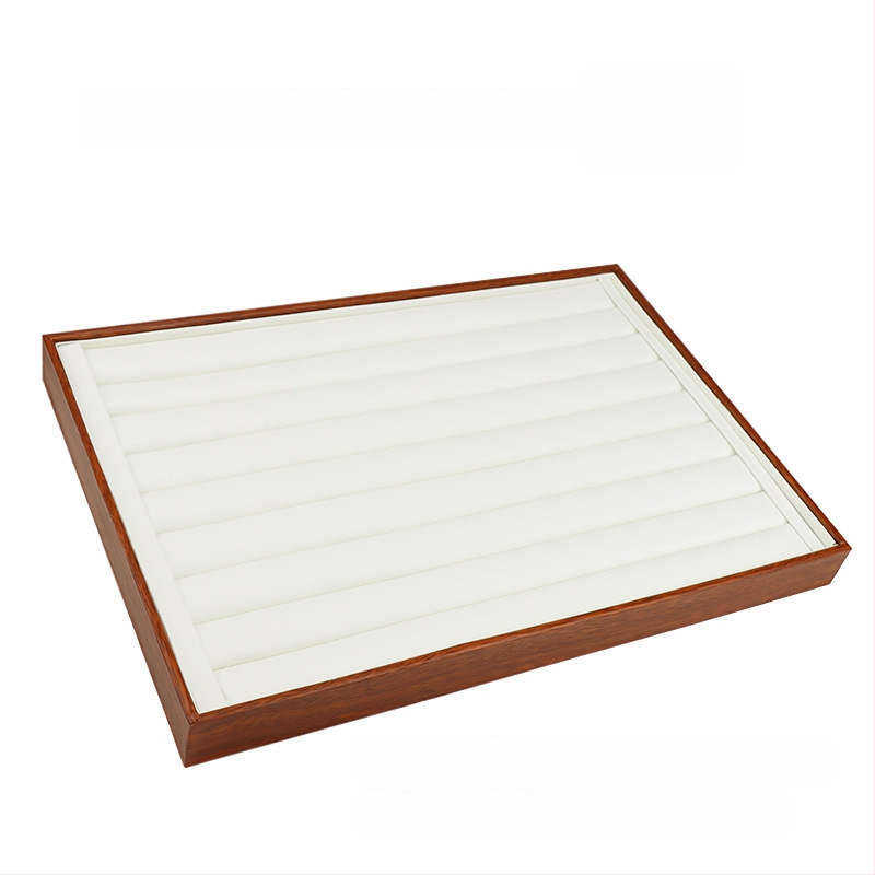 Rotaslietu izstādīšanas trauks ar apstiprinātu privāto zīmolu, 2023. gada pavasaris, mākslas stils