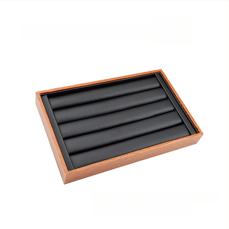 Rotaslietu izstādīšanas trauks ar apstiprinātu privāto zīmolu, 2023. gada pavasaris, mākslas stils