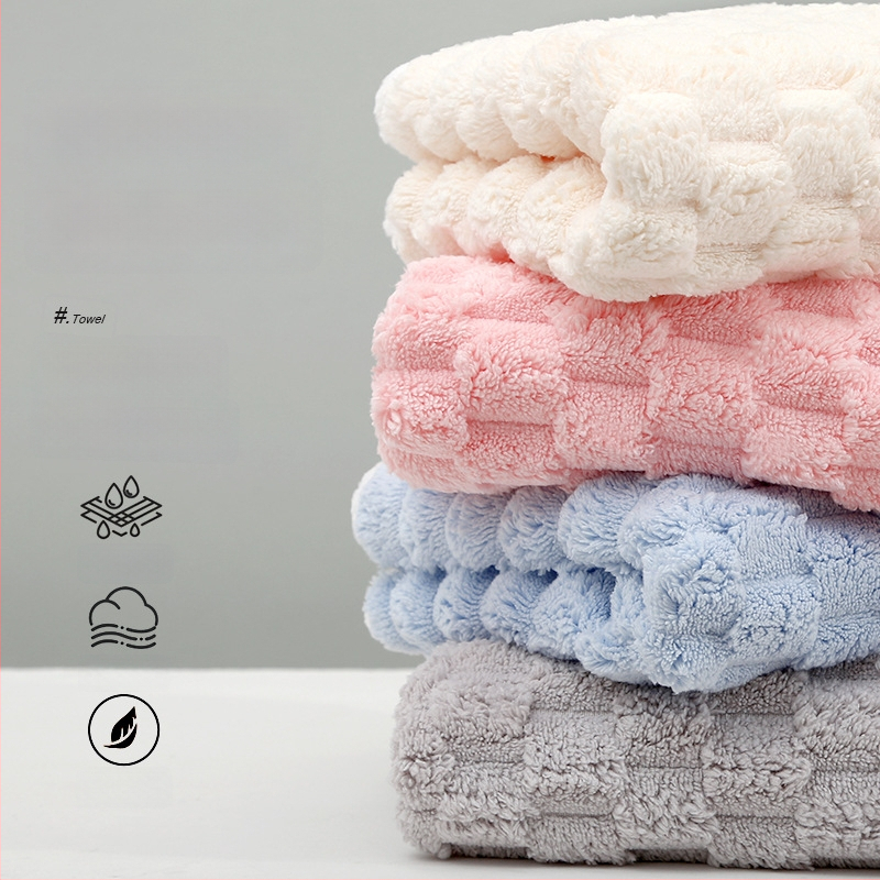 Koralā velūra vannas un sejas dvielis ar mākoņu rakstu, absorbē ūdeni, ātri žūst, bez šķembām, mīksta mala ar šuvēm, 85/15 poliesters, svars 80–100 g, iespējama pielāgošana