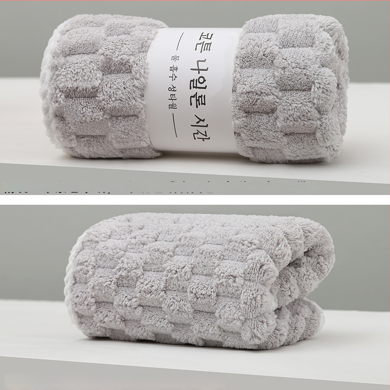 Koralā velūra vannas un sejas dvielis ar mākoņu rakstu, absorbē ūdeni, ātri žūst, bez šķembām, mīksta mala ar šuvēm, 85/15 poliesters, svars 80–100 g, iespējama pielāgošana