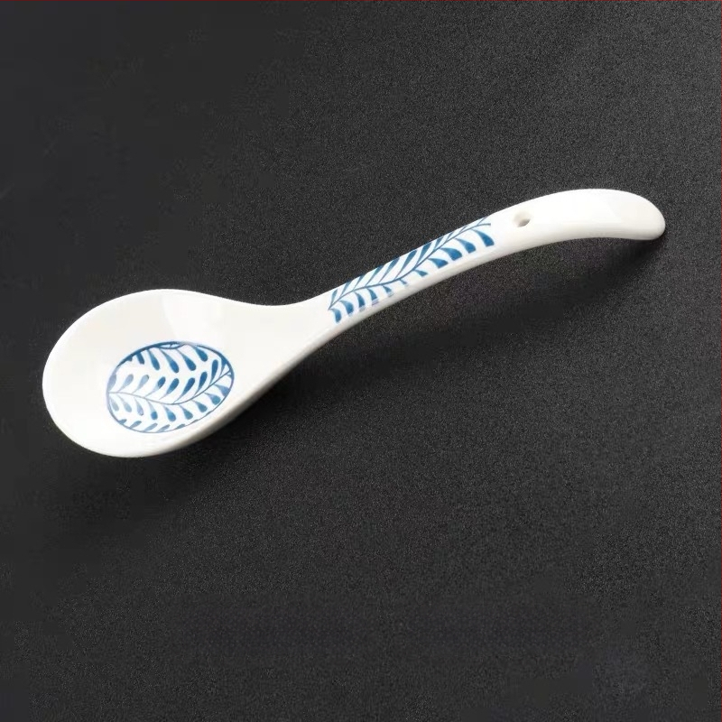 Porcelāna bļoda ar dubultiem rokturiem, apaļas formas, zem glazūras apdare, piemērota mikroviļņu krāsnij