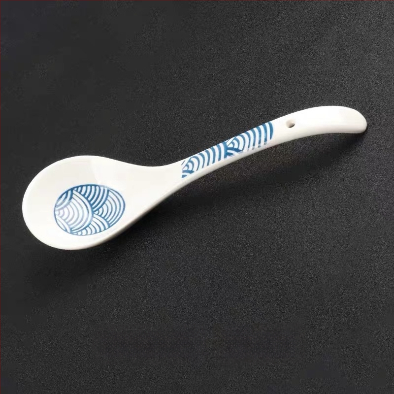 Porcelāna bļoda ar dubultiem rokturiem, apaļas formas, zem glazūras apdare, piemērota mikroviļņu krāsnij