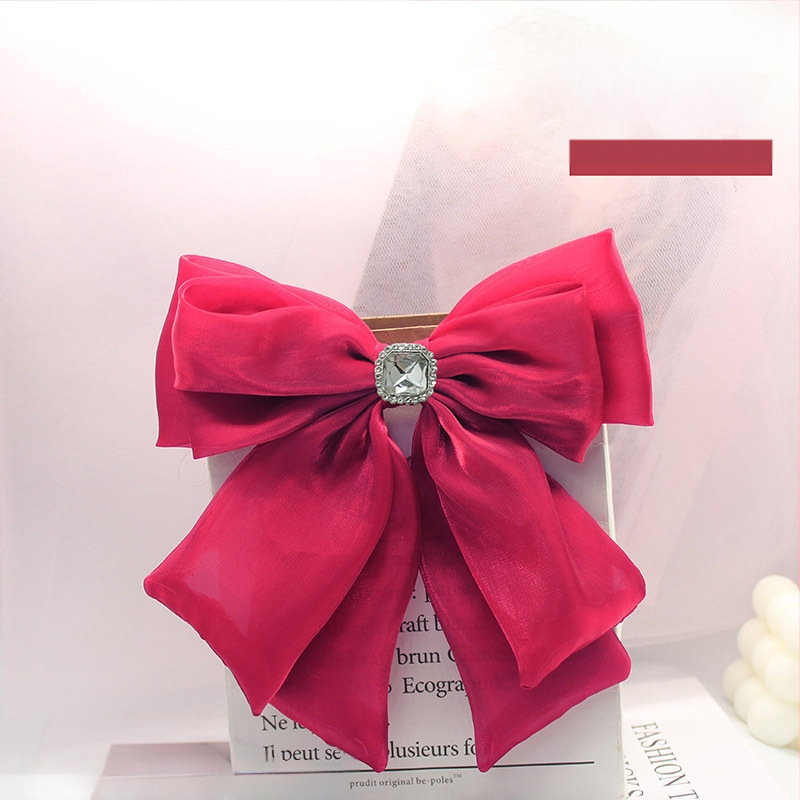 Kakla spraudnis ar ziedu apkaklei — tīkla loka broš, diagonālais loks, divslāņu dizains, kristāla akcenta uz dekoltē