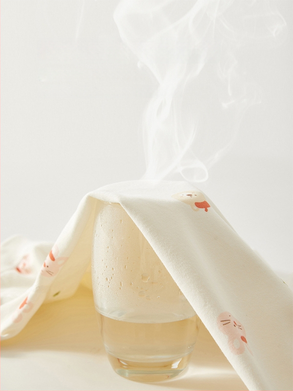 Kūdikio kombinezonas iš 100% medvilnės – unisex, ilgomis rankovėmis, pavasario–rudens sezonui, priekyje užsegamas vienu sageliu