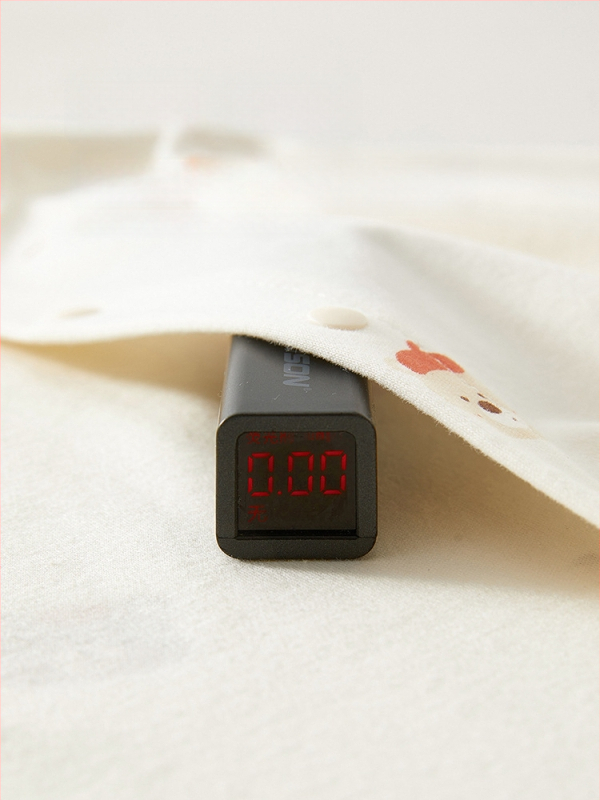 Kūdikio kombinezonas iš 100% medvilnės – unisex, ilgomis rankovėmis, pavasario–rudens sezonui, priekyje užsegamas vienu sageliu