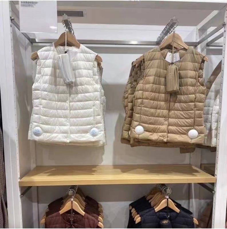 Moteriška liemenė iš antis pūkų, apvalus kaklas, vienos eilės užtrauktukas, pūkų sudėtis 50%, ilgis 50–65 cm