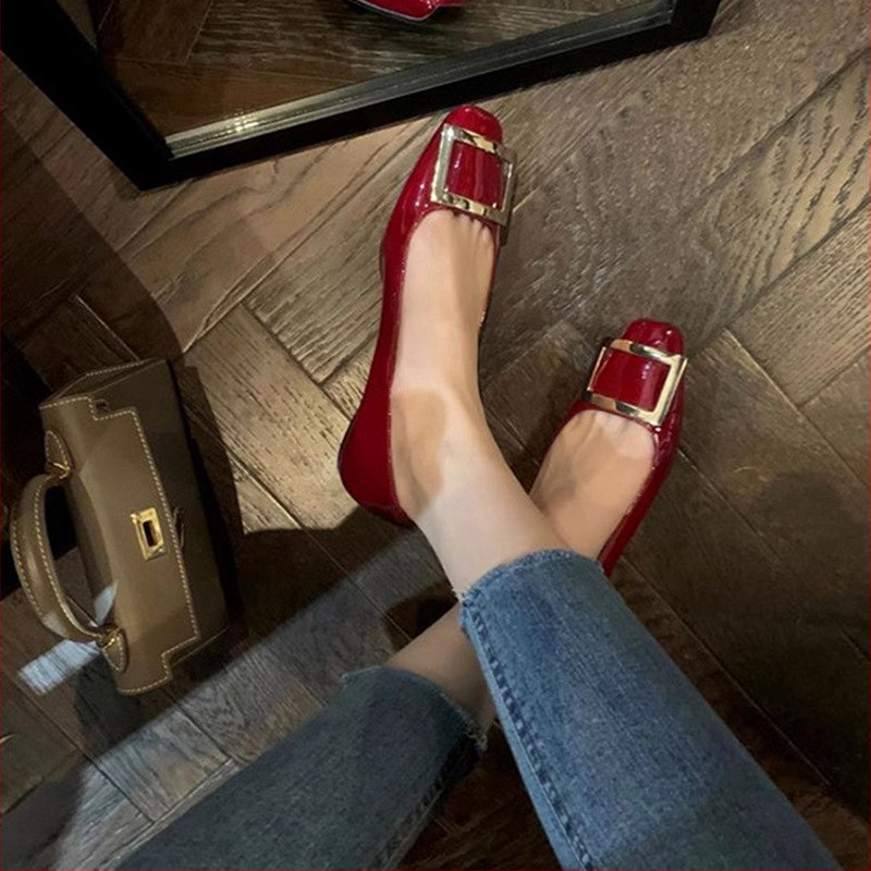 Moterys batai su kvadratine sagtimi ir kvadratine nosimi, storas kulnas 3-6 cm, patentuota oda, vidpadis iš avies odos