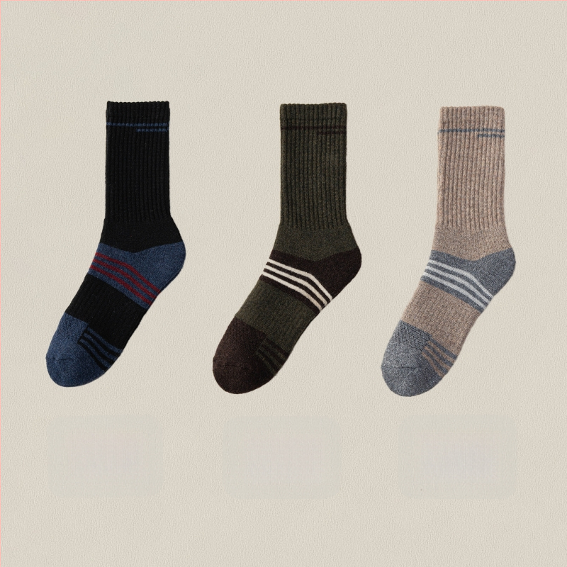 Vyrinės Merino vilnos slidinėjimo kojinės – aukštas tunelis, be siūlių konstrukcija, greitai džiūsta, prieš slydimą, prieš trintį, 30–50% Merino vilna, 96 adatų mezginys, žiemai ir rudeniui