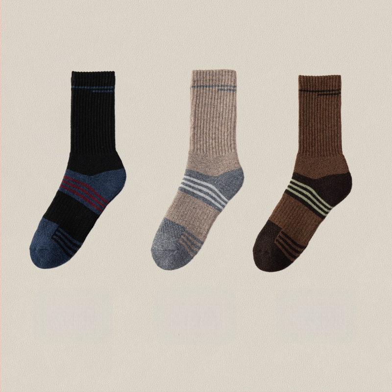 Vyrinės Merino vilnos slidinėjimo kojinės – aukštas tunelis, be siūlių konstrukcija, greitai džiūsta, prieš slydimą, prieš trintį, 30–50% Merino vilna, 96 adatų mezginys, žiemai ir rudeniui