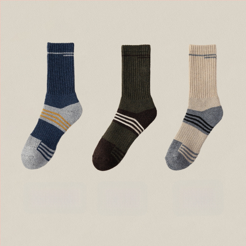 Vyrinės Merino vilnos slidinėjimo kojinės – aukštas tunelis, be siūlių konstrukcija, greitai džiūsta, prieš slydimą, prieš trintį, 30–50% Merino vilna, 96 adatų mezginys, žiemai ir rudeniui