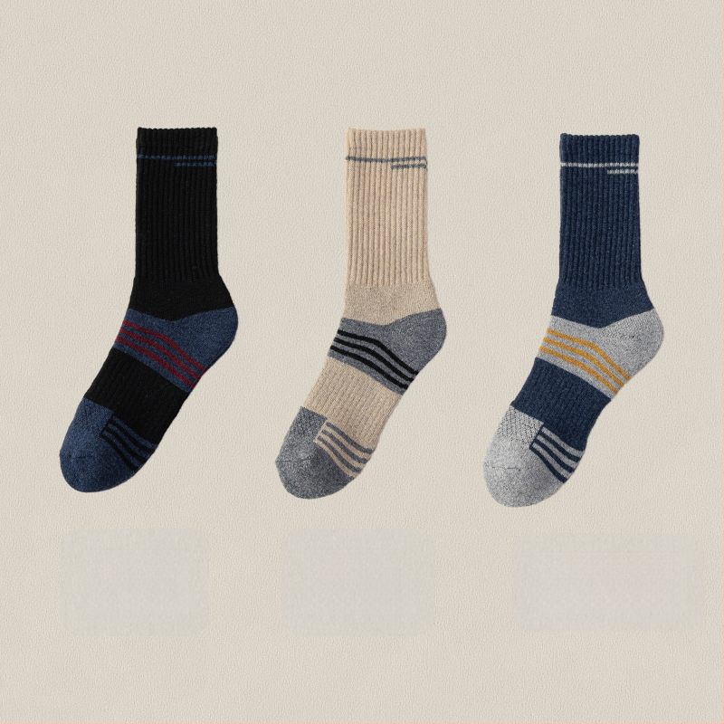 Vyrinės Merino vilnos slidinėjimo kojinės – aukštas tunelis, be siūlių konstrukcija, greitai džiūsta, prieš slydimą, prieš trintį, 30–50% Merino vilna, 96 adatų mezginys, žiemai ir rudeniui