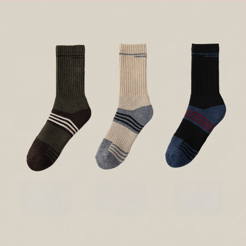 Vyrinės Merino vilnos slidinėjimo kojinės – aukštas tunelis, be siūlių konstrukcija, greitai džiūsta, prieš slydimą, prieš trintį, 30–50% Merino vilna, 96 adatų mezginys, žiemai ir rudeniui