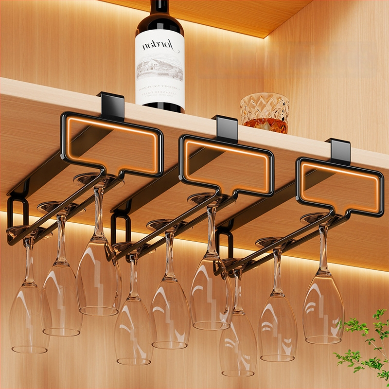 Διακοσμητική βάση κρασιού με ρομβοειδές πλέγμα, επιτραπέζιο μπαρ, κεκλιμένη προβολή, μεταλλική κατασκευή, στυλ ελαφριάς πολυτέλειας.