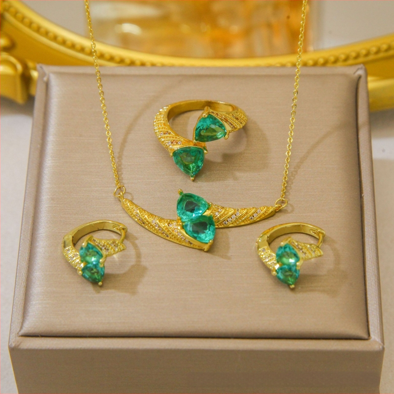 Kereszt nyaklánc kettős gyémánttal és háromszög gyémántokkal — réz, elektroplatált bevonat, O-kapcsos lánc, többszintű dizájn