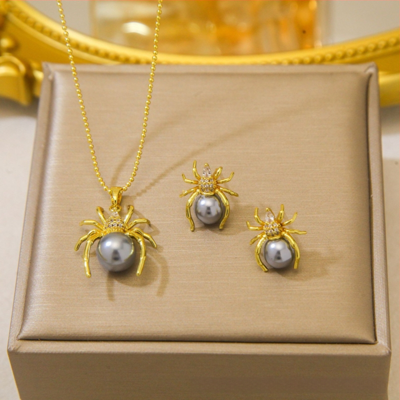 Kereszt nyaklánc kettős gyémánttal és háromszög gyémántokkal — réz, elektroplatált bevonat, O-kapcsos lánc, többszintű dizájn