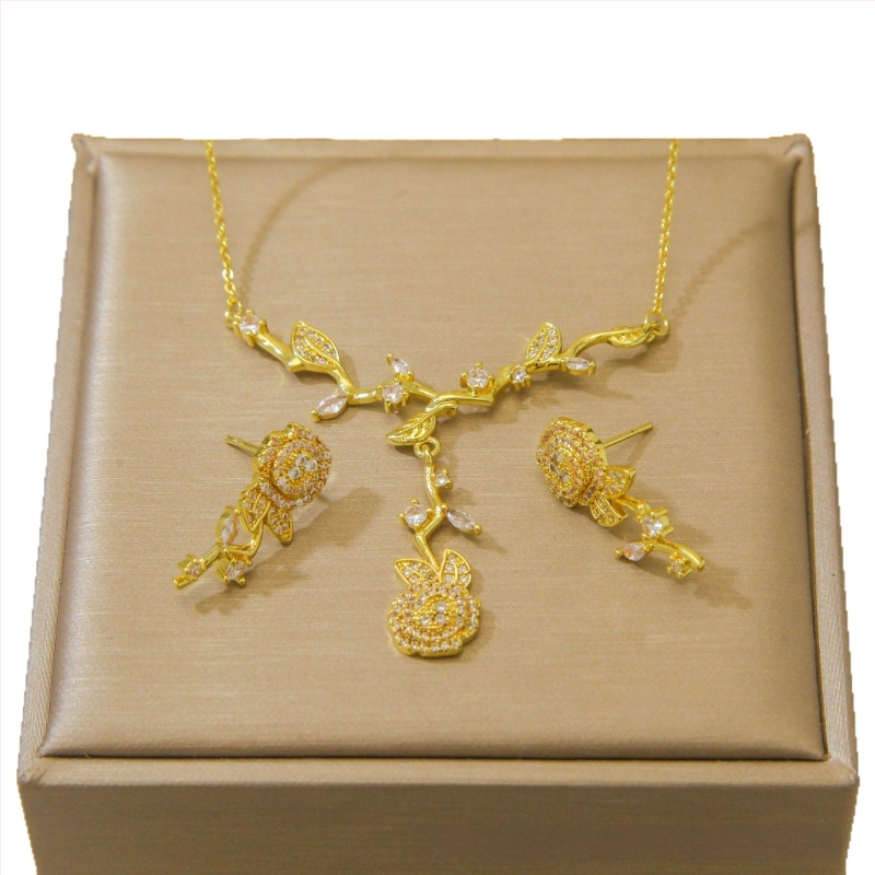 Kereszt nyaklánc kettős gyémánttal és háromszög gyémántokkal — réz, elektroplatált bevonat, O-kapcsos lánc, többszintű dizájn