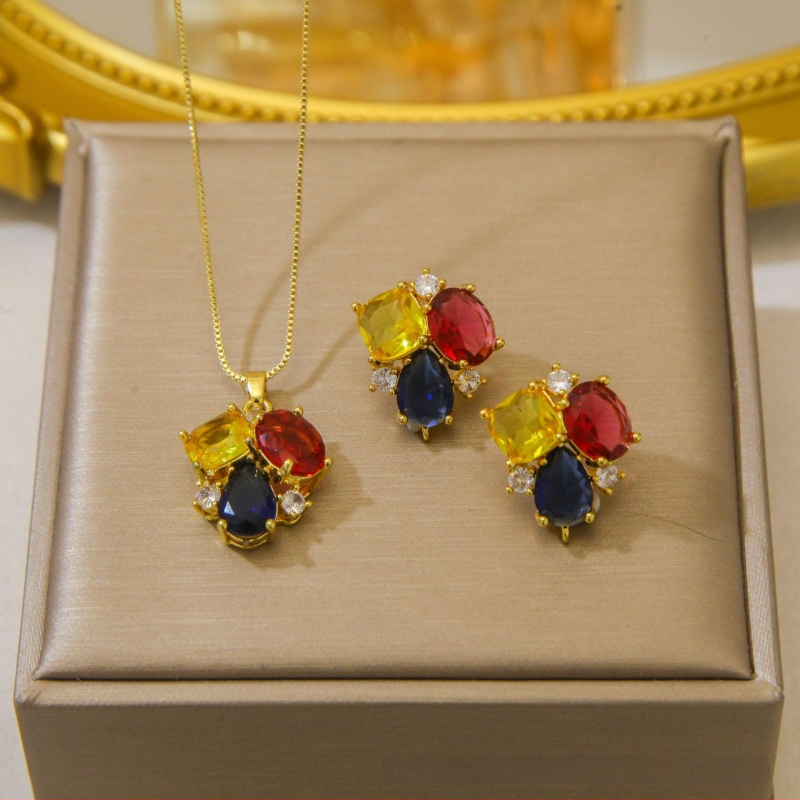 Kereszt nyaklánc kettős gyémánttal és háromszög gyémántokkal — réz, elektroplatált bevonat, O-kapcsos lánc, többszintű dizájn