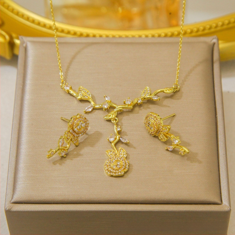 Kereszt nyaklánc kettős gyémánttal és háromszög gyémántokkal — réz, elektroplatált bevonat, O-kapcsos lánc, többszintű dizájn