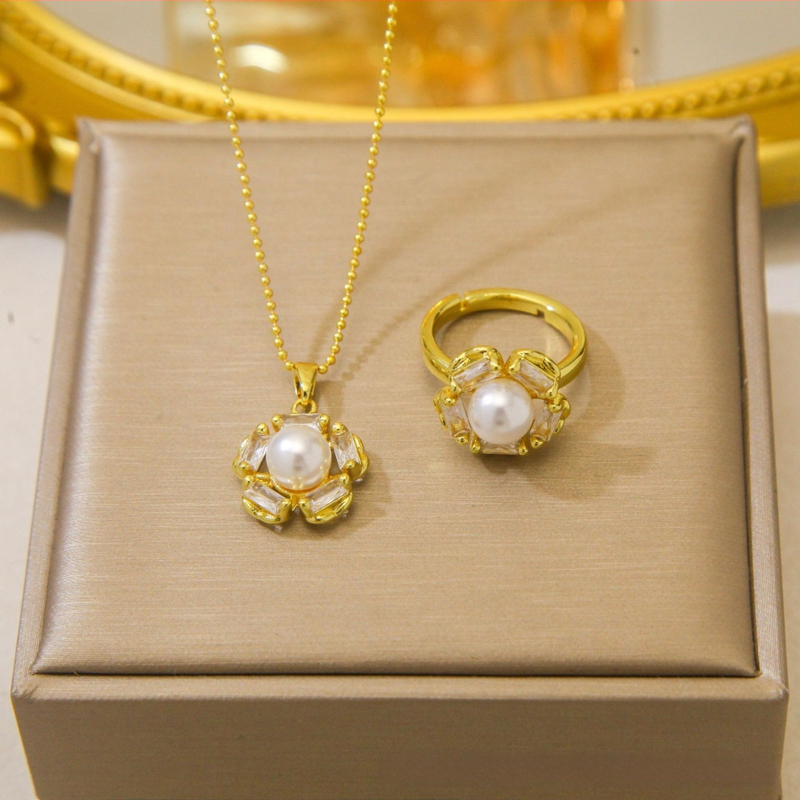 Kereszt nyaklánc kettős gyémánttal és háromszög gyémántokkal — réz, elektroplatált bevonat, O-kapcsos lánc, többszintű dizájn