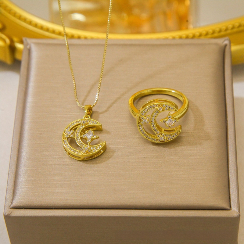 Kereszt nyaklánc kettős gyémánttal és háromszög gyémántokkal — réz, elektroplatált bevonat, O-kapcsos lánc, többszintű dizájn